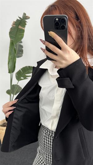 Astarlı Düğmeli Kısa Kaban Siyaah