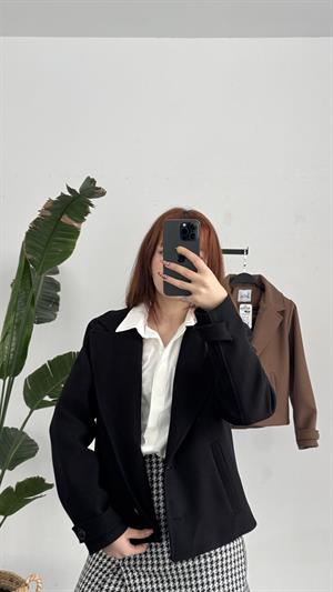 Astarlı Düğmeli Kısa Kaban Siyaah