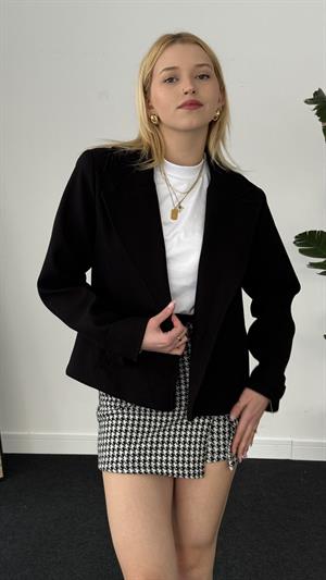 Astarlı Düğmeli Kısa Kaban Siyah