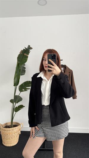 Astarlı Düğmeli Kısa Kaban Siyaah