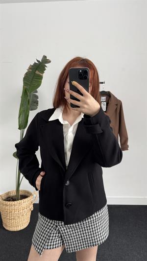 Astarlı Düğmeli Kısa Kaban Siyaah