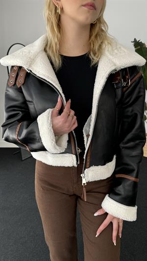 Biye Detay Kısa Lamine Ceket 