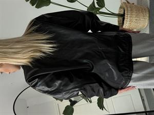 Cep Ve Yaka Detaylı Rahat Kalıp Deri Ceket 