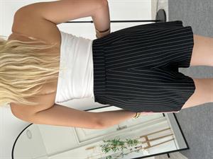 Çizgili Düğme Detaylı Şort Etek Siyah 