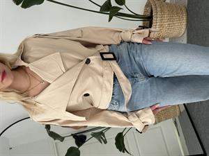 Düğmeli Kemer Detaylı Crop Trençkot  Taş