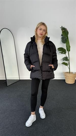 Kapüşonlu Bağcıklı Uzun Şişme Mont Siyah 