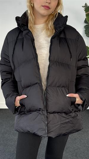 Kapüşonlu Bağcıklı Uzun Şişme Mont Siyah 