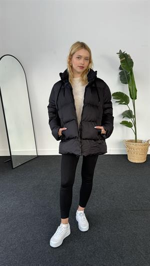 Kapüşonlu Bağcıklı Uzun Şişme Mont Siyah 