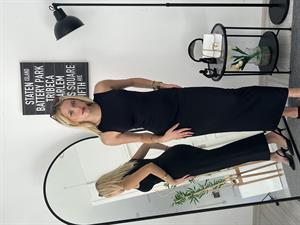 Kolsuz Vücudu Saran Elbise Siyah 