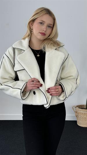 Kruvaze Yaka Biye Detaylı Kısa Kaşe Kaban Ekru