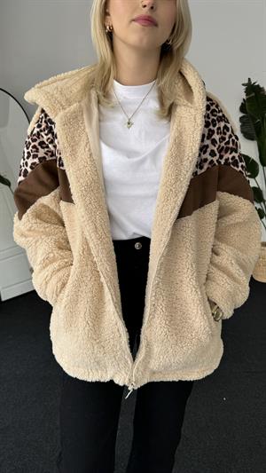 Leopar Detaylı Kapüşonlu Astarlı Peluş Tasarım Ceket 