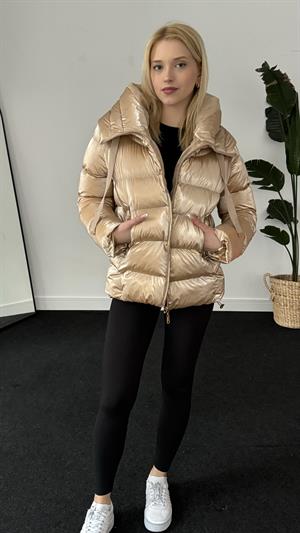 Parlak Kapüşonlu Gold Detay Mont Gold
