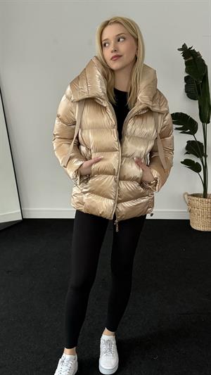 Parlak Kapüşonlu Gold Detay Mont Gold
