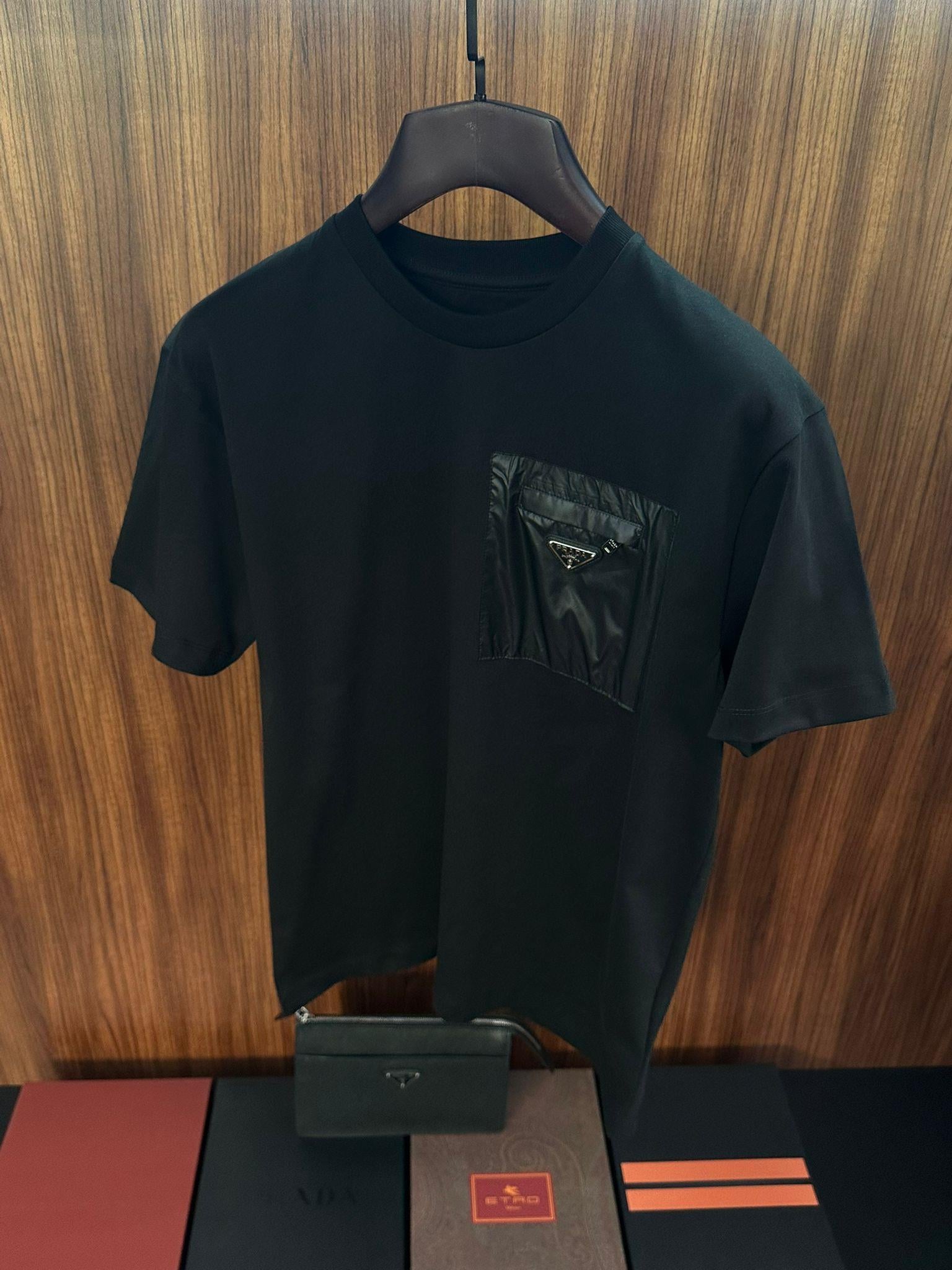 Cep Detaylı Metal Logolu Bisiklet Yaka T-Shirt
