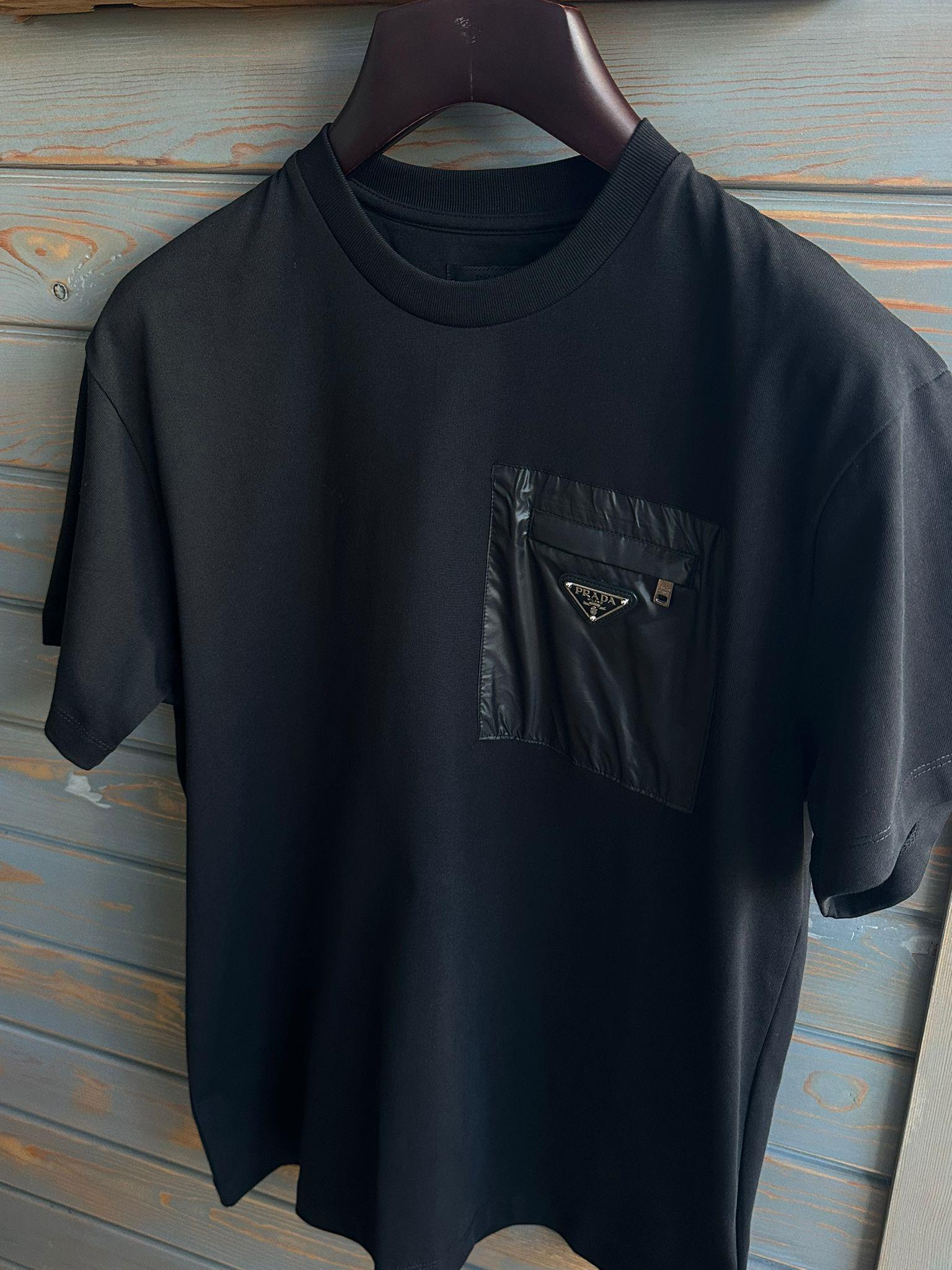 Cep Detaylı Metal Logolu Bisiklet Yaka T-Shirt