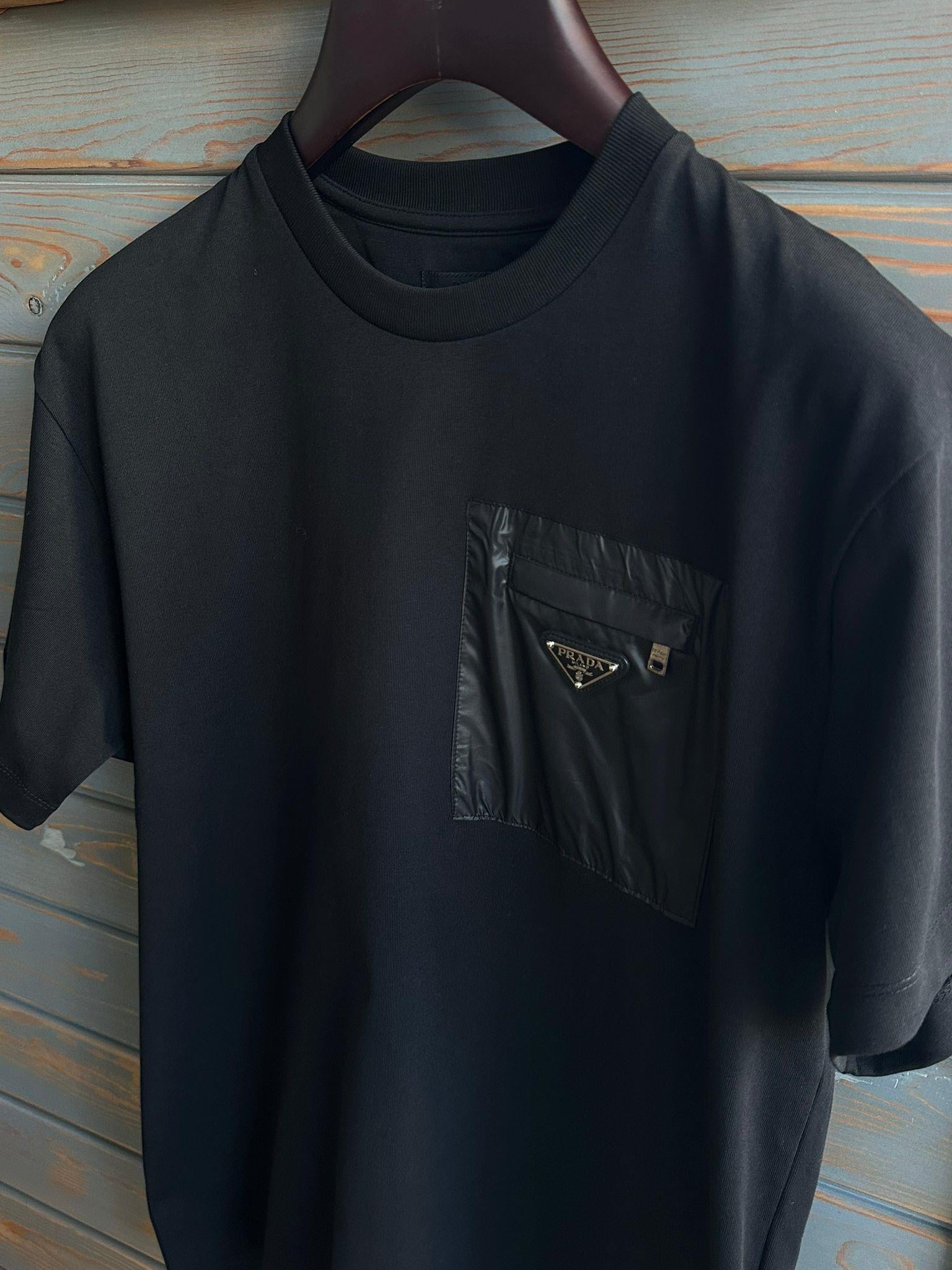 Cep Detaylı Metal Logolu Bisiklet Yaka T-Shirt