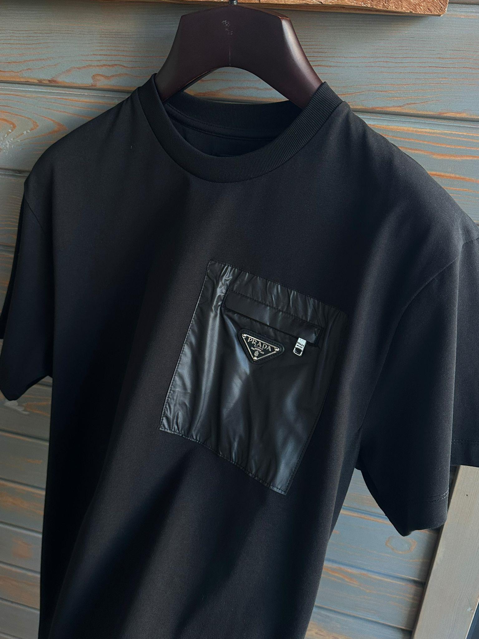 Cep Detaylı Metal Logolu Bisiklet Yaka T-Shirt