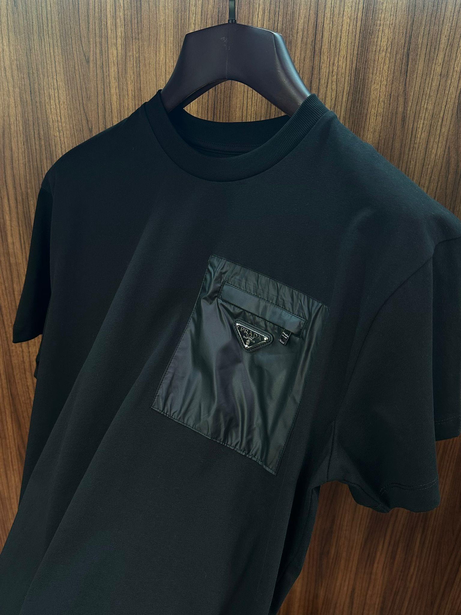 Cep Detaylı Metal Logolu Bisiklet Yaka T-Shirt