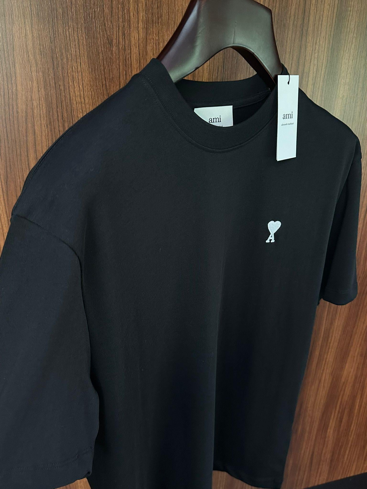 Göğüs Beyaz Nakış Logolu Basic T-Shirt