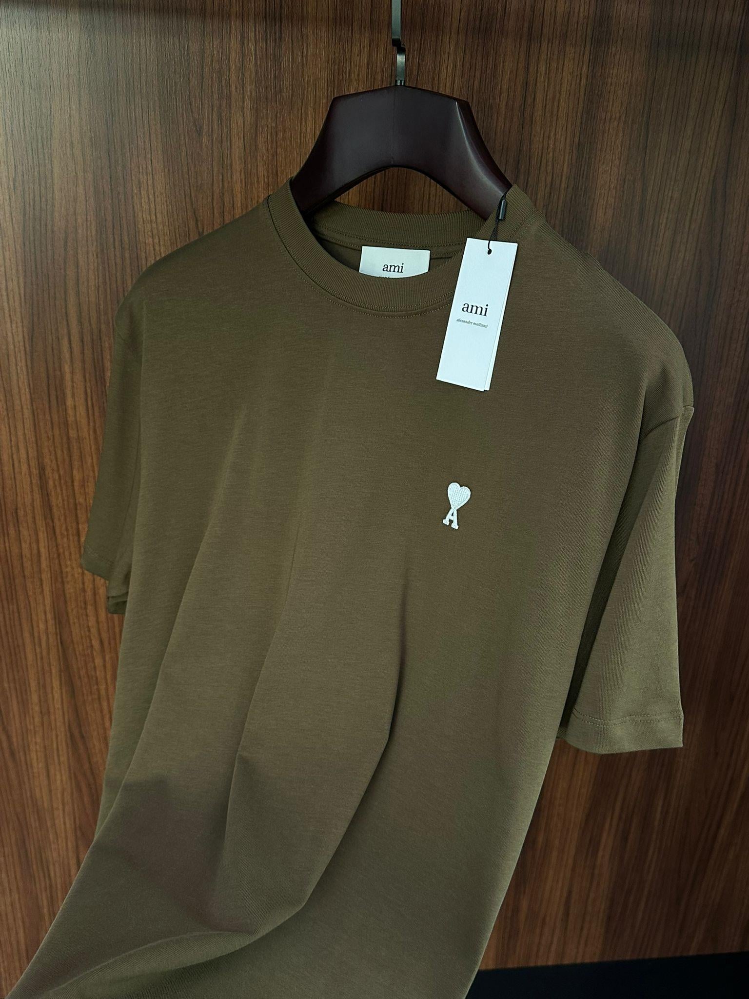 Göğüs Beyaz Nakış Logolu Basic T-Shirt