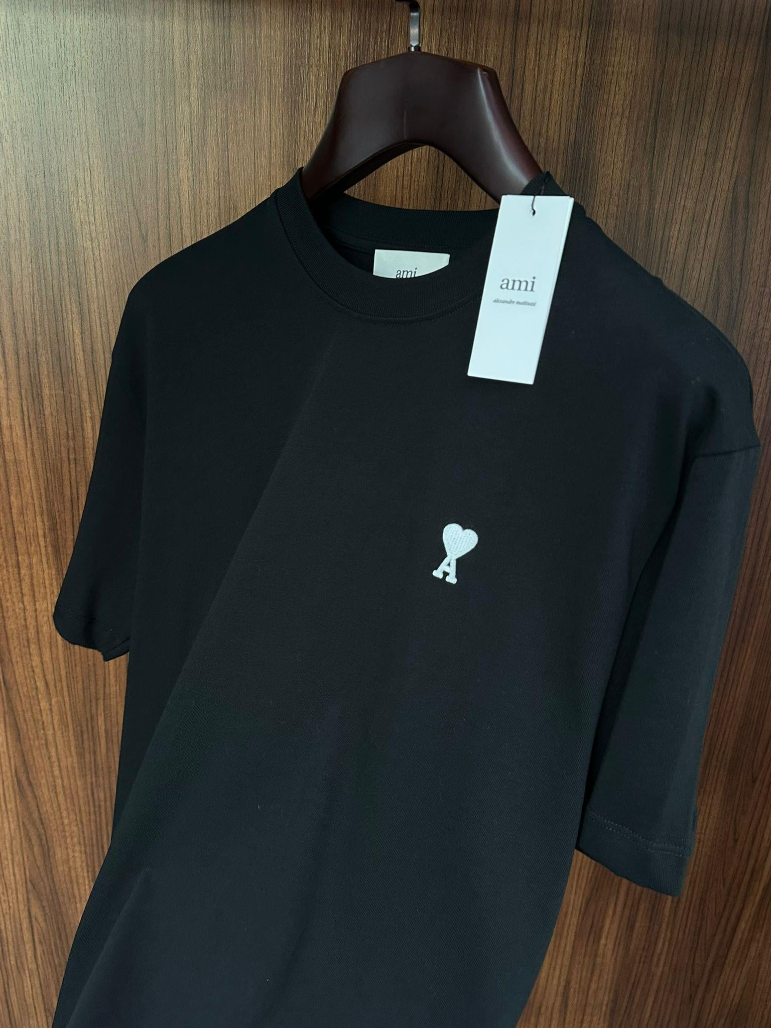 Göğüs Beyaz Nakış Logolu Basic T-Shirt