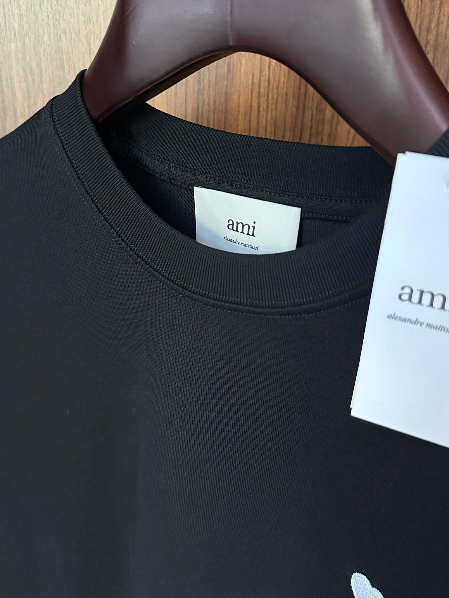 Göğüs Beyaz Nakış Logolu Basic T-Shirt