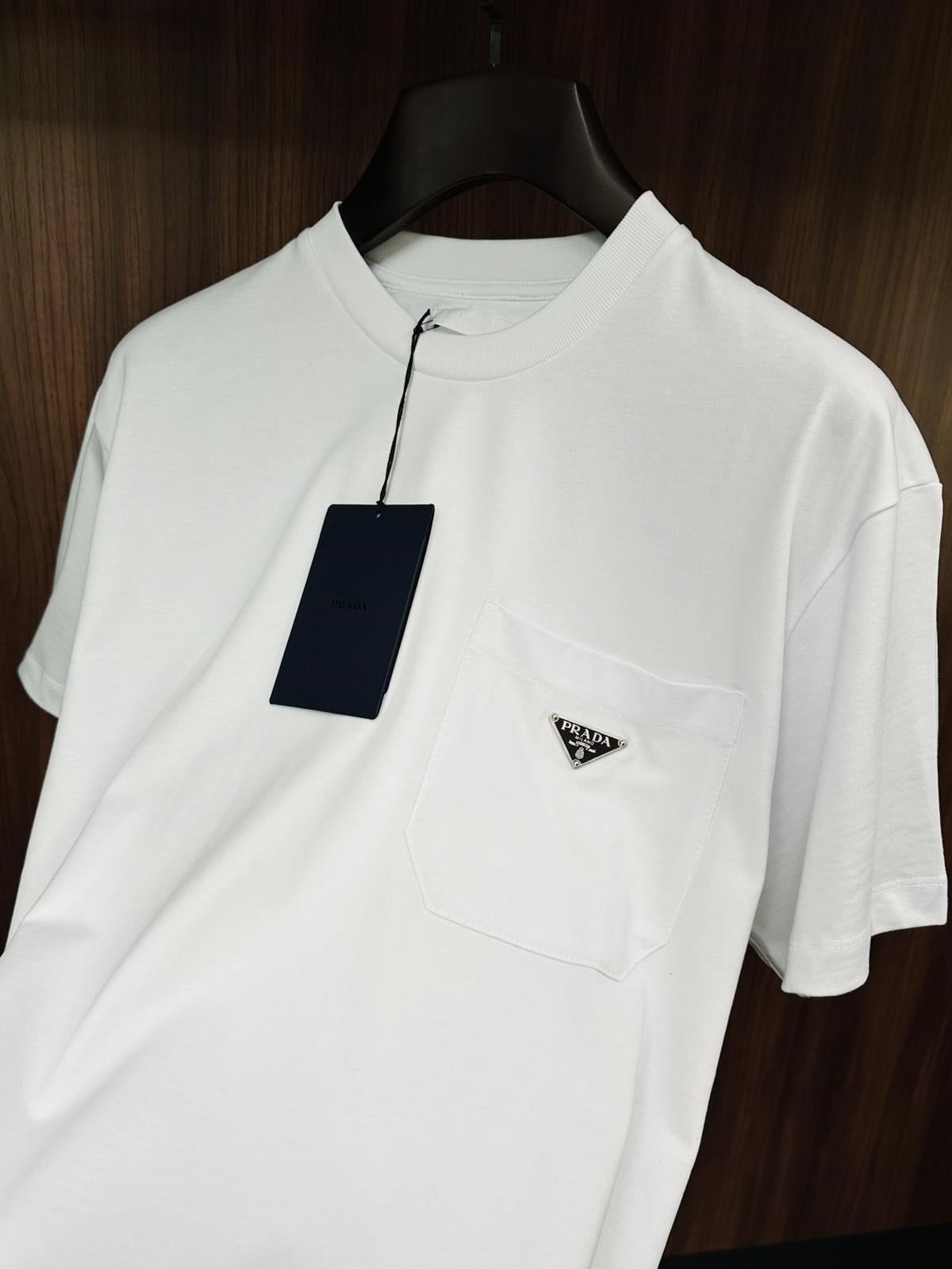 Göğüs Cep Detaylı Metal Logolu Basic T-Shirt