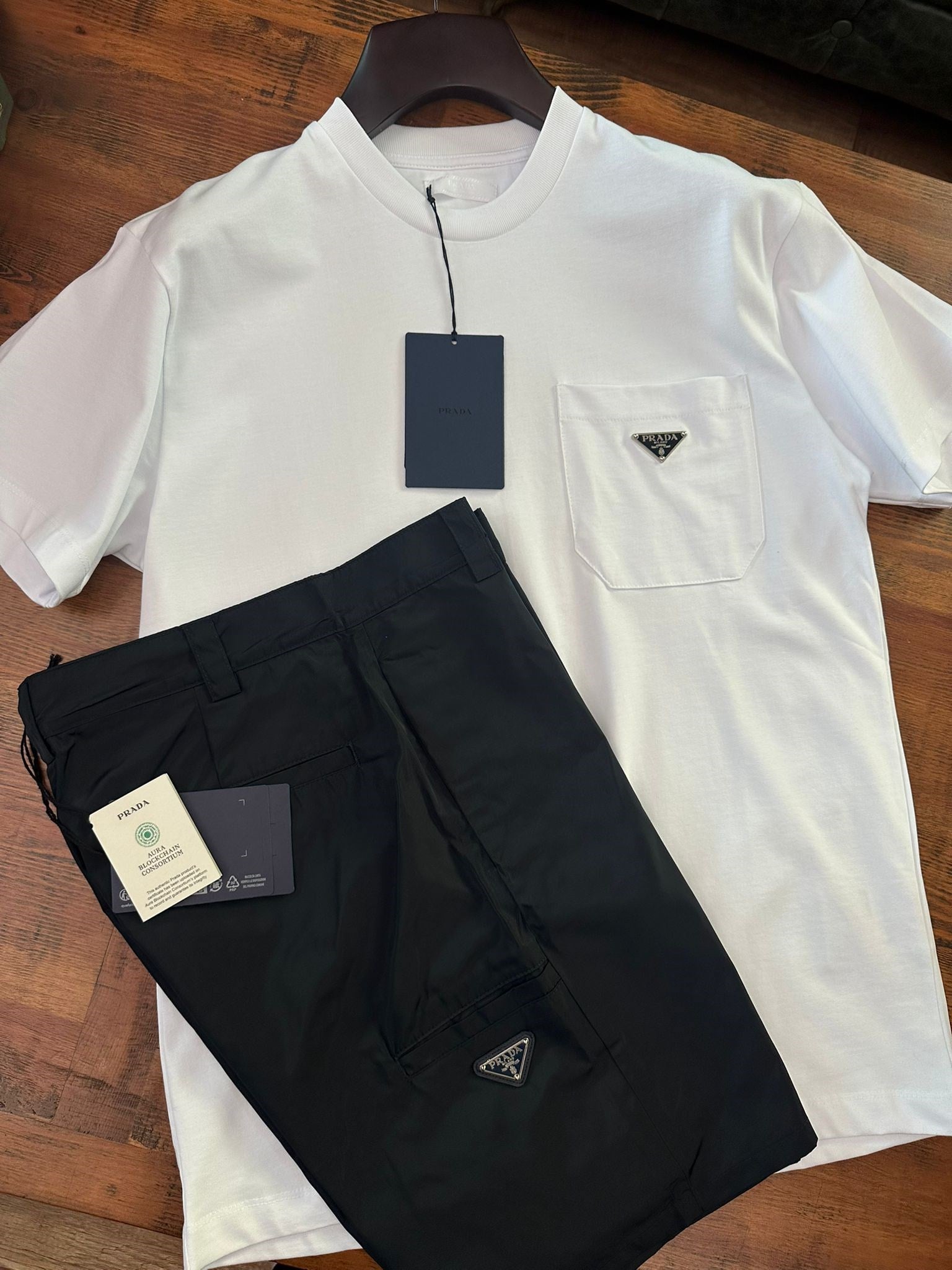Göğüs Cep Detaylı Metal Logolu Basic T-Shirt