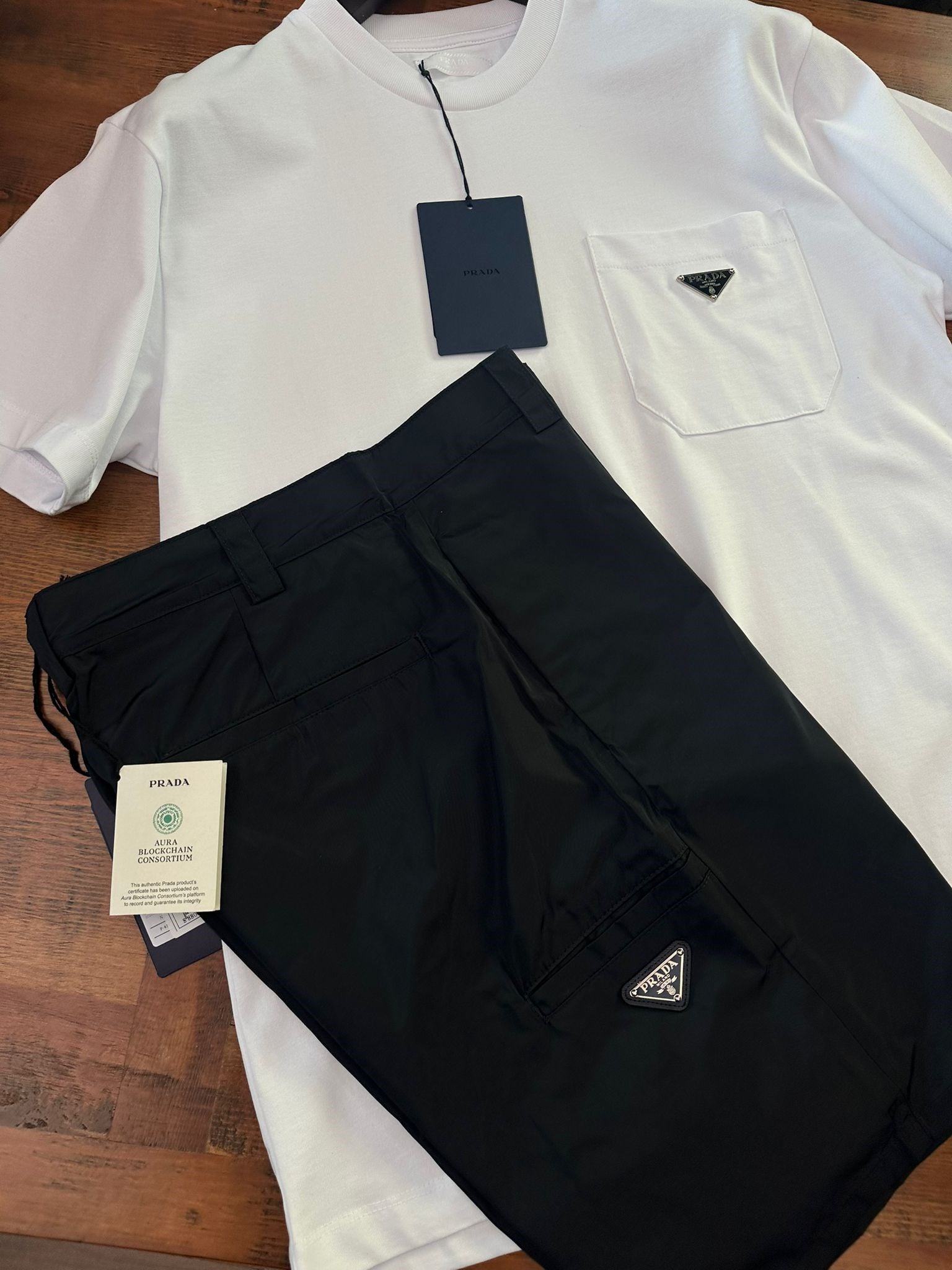 Göğüs Cep Detaylı Metal Logolu Basic T-Shirt