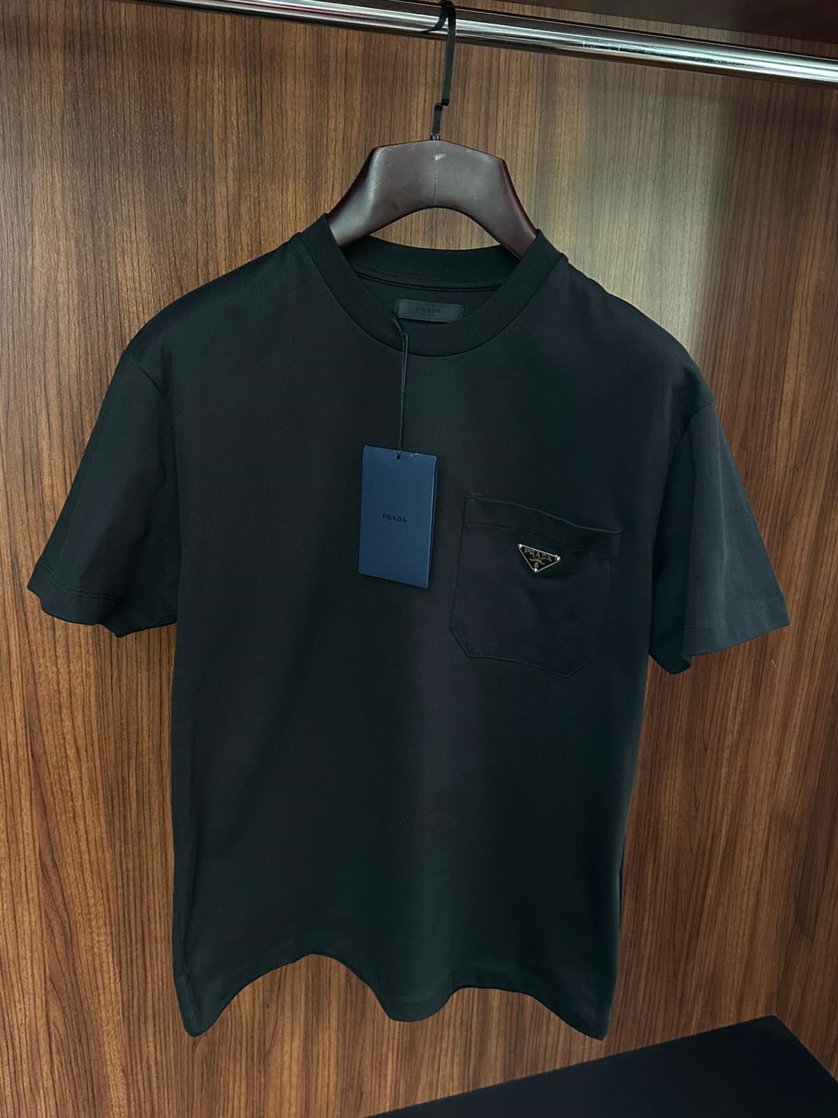 Göğüs Cep Detaylı Metal Logolu Basic T-Shirt