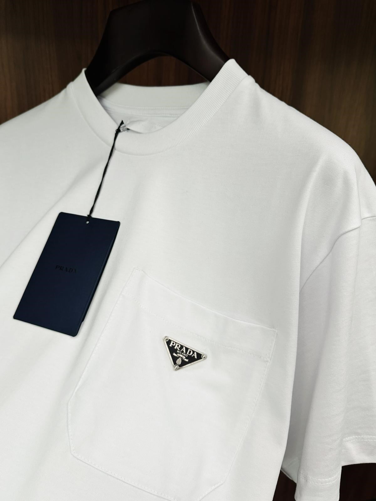 Göğüs Cep Detaylı Metal Logolu Basic T-Shirt