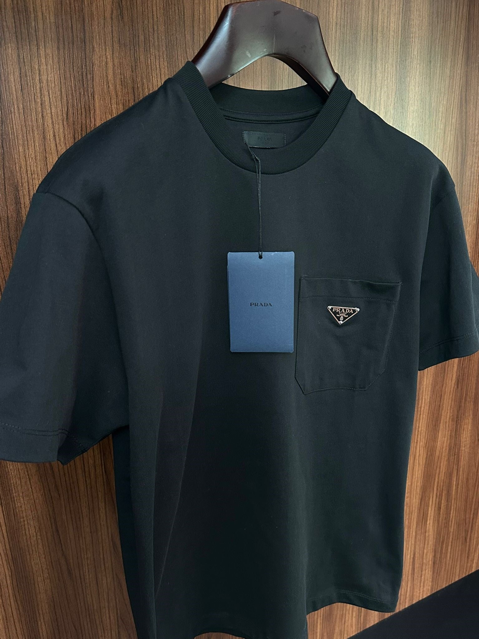 Göğüs Cep Detaylı Metal Logolu Basic T-Shirt