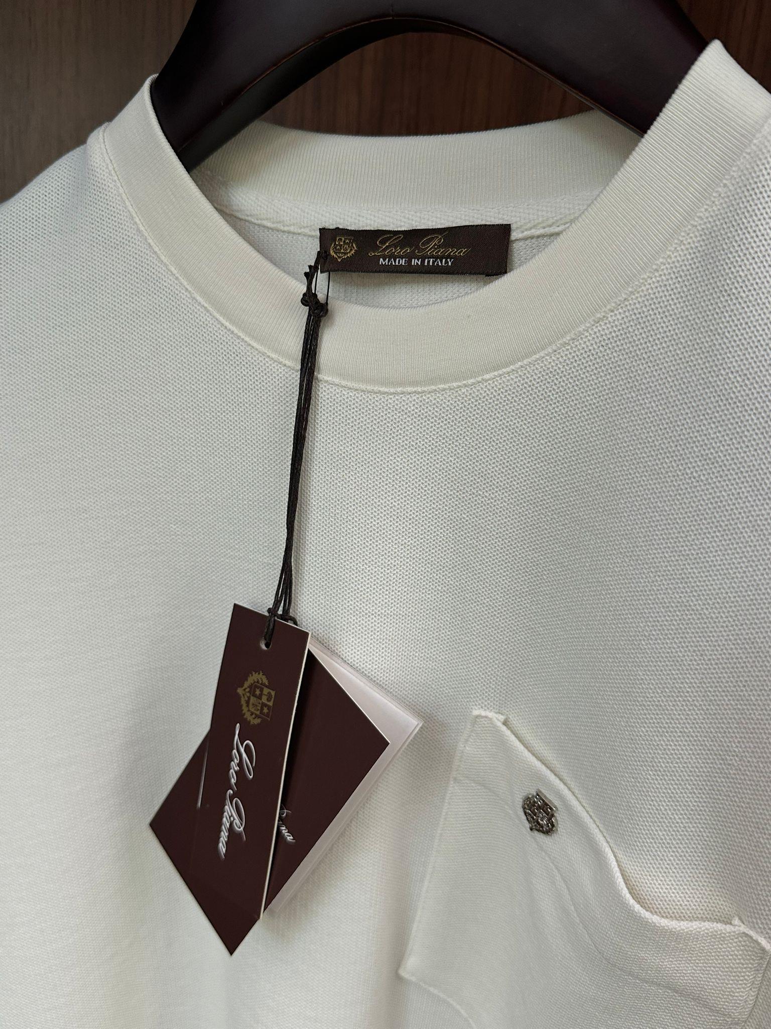 Göğüs Cep Detaylı Mini Metal Logo T-Shirt