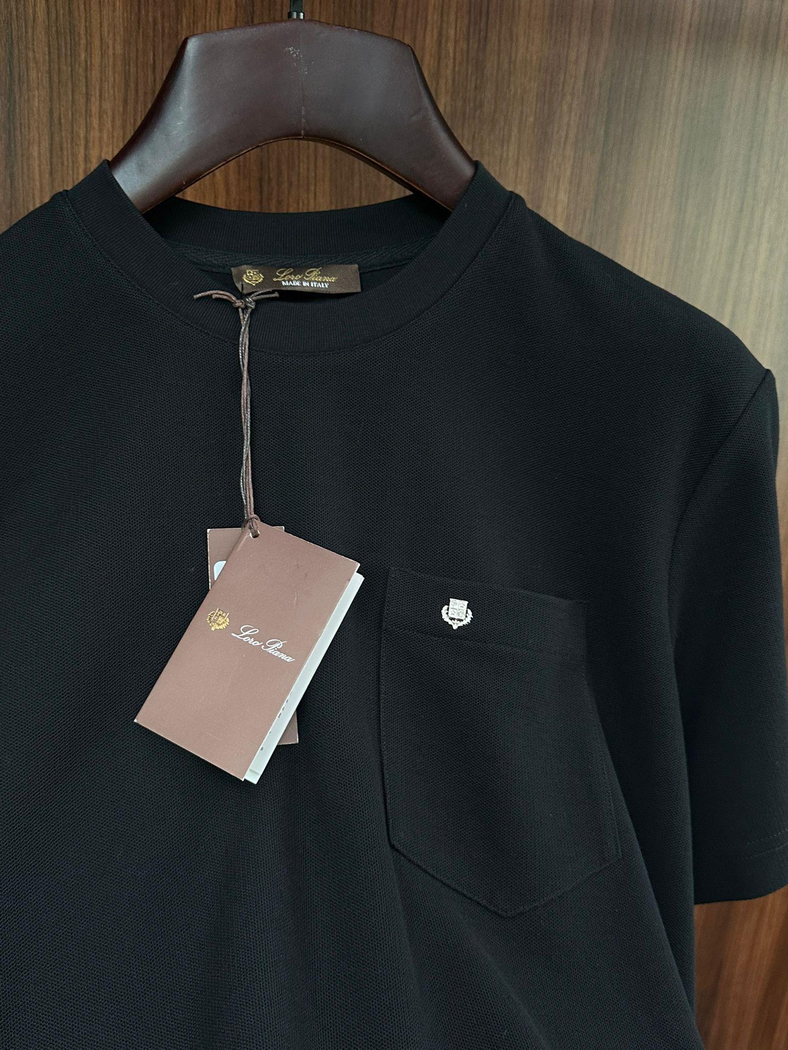 Göğüs Cep Detaylı Mini Metal Logo T-Shirt