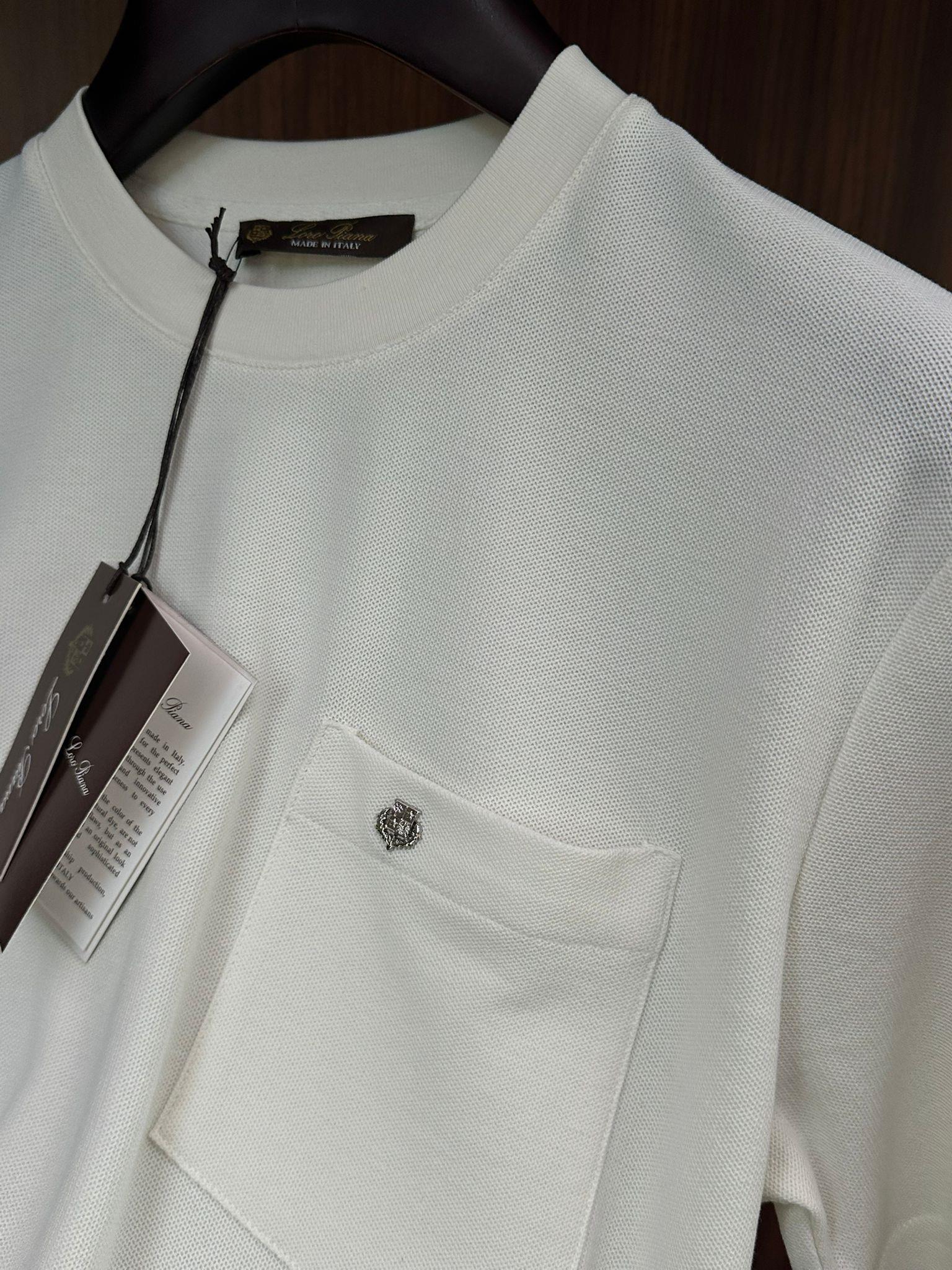 Göğüs Cep Detaylı Mini Metal Logo T-Shirt