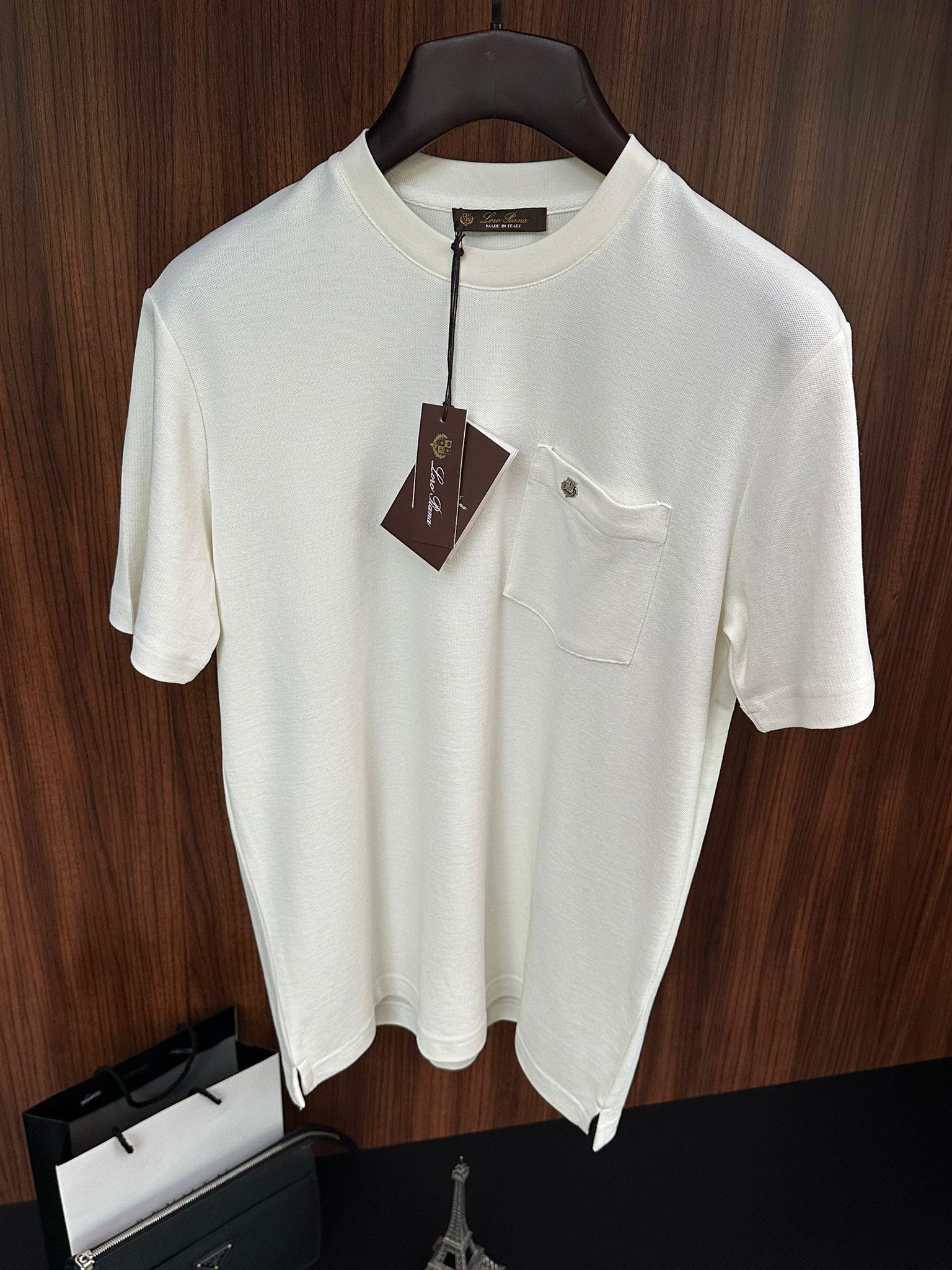 Göğüs Cep Detaylı Mini Metal Logo T-Shirt