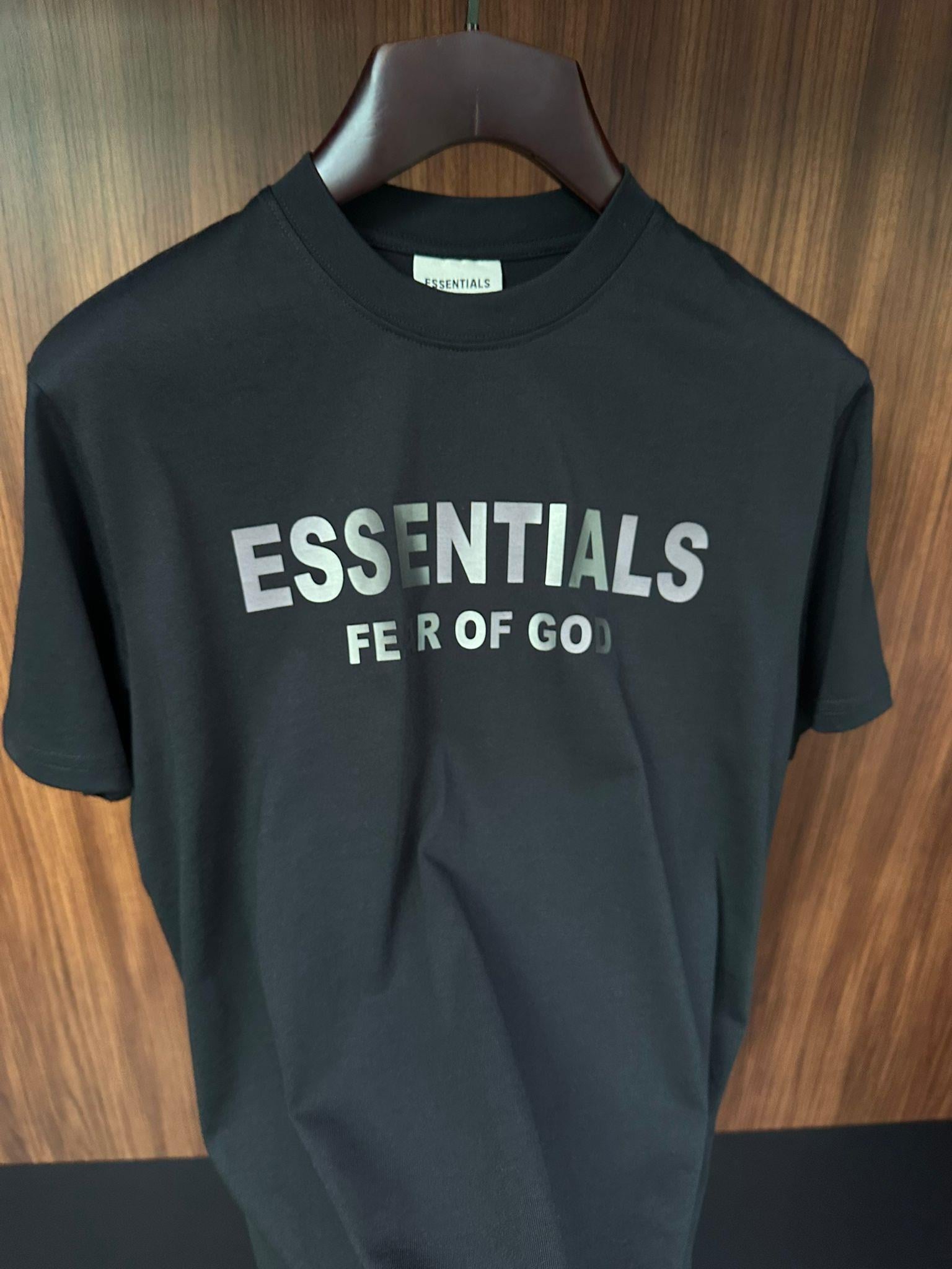 Göğüs Marka Yazılı Baskılı T-Shirt