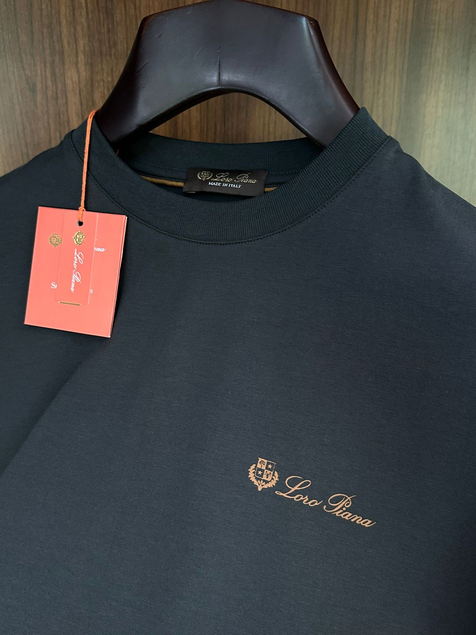 Göğüs Marka Yazılı Bisiklet Yaka T-Shirt