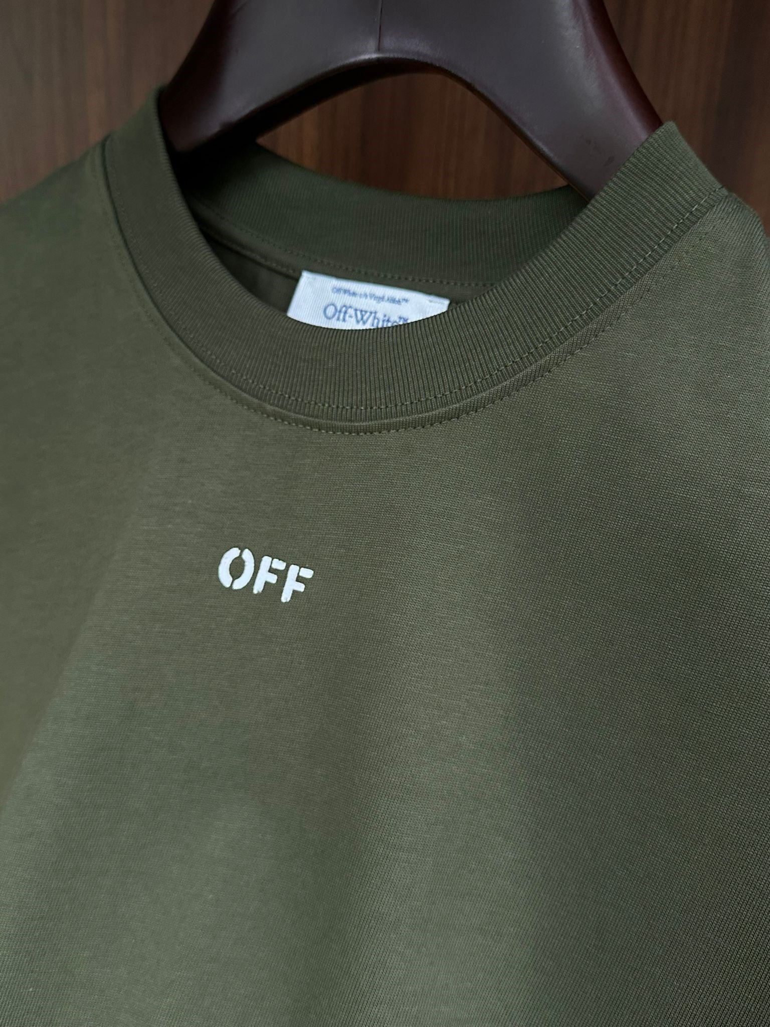 Göğüs Marka Yazılı T-shirt