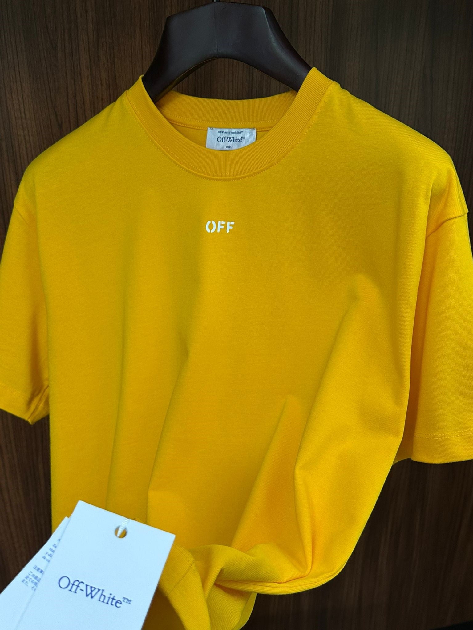 Göğüs Marka Yazılı T-shirt