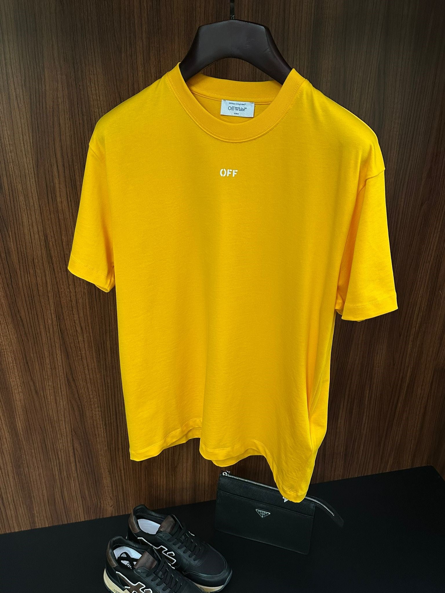 Göğüs Marka Yazılı T-shirt