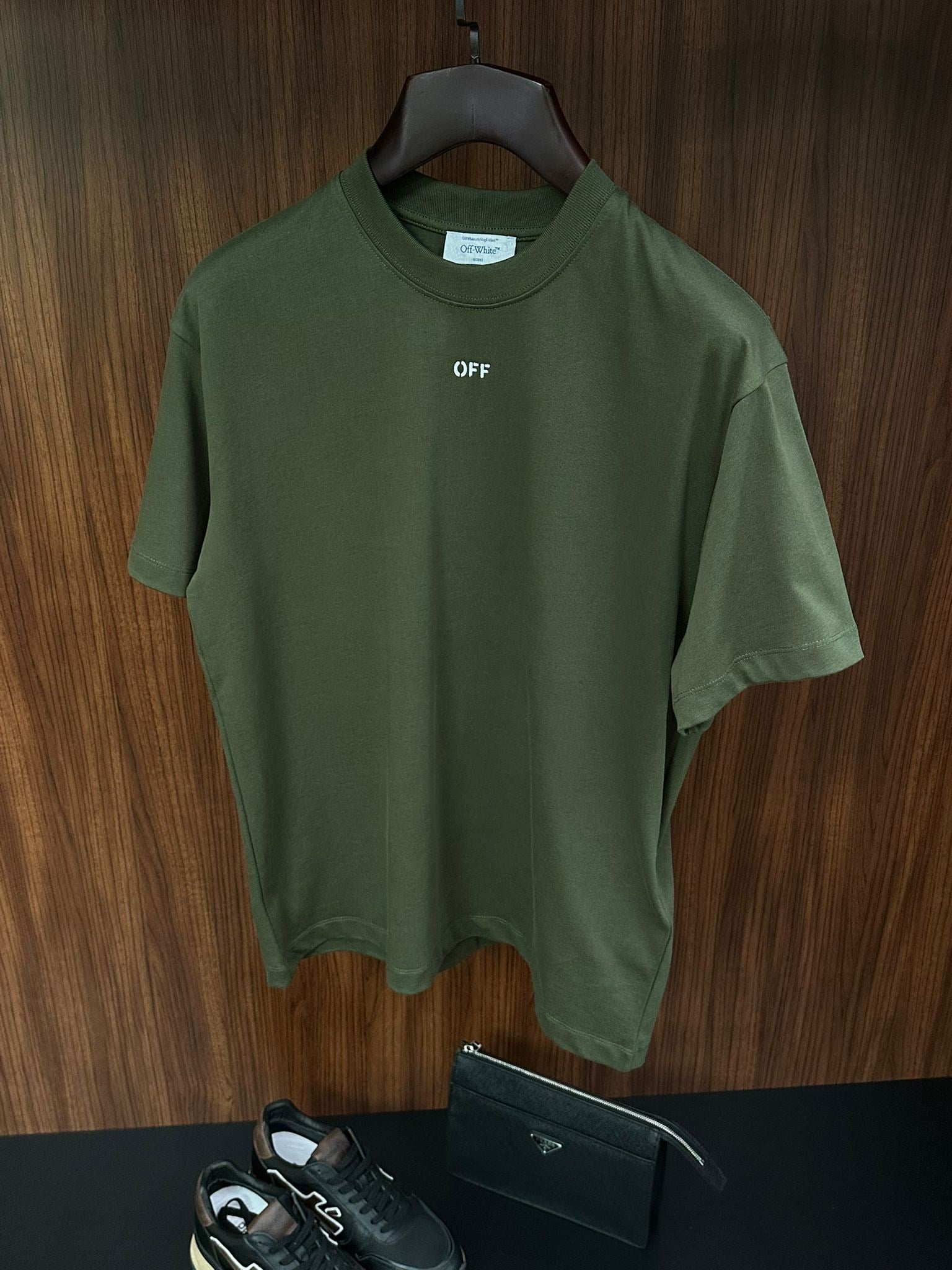 Göğüs Marka Yazılı T-shirt