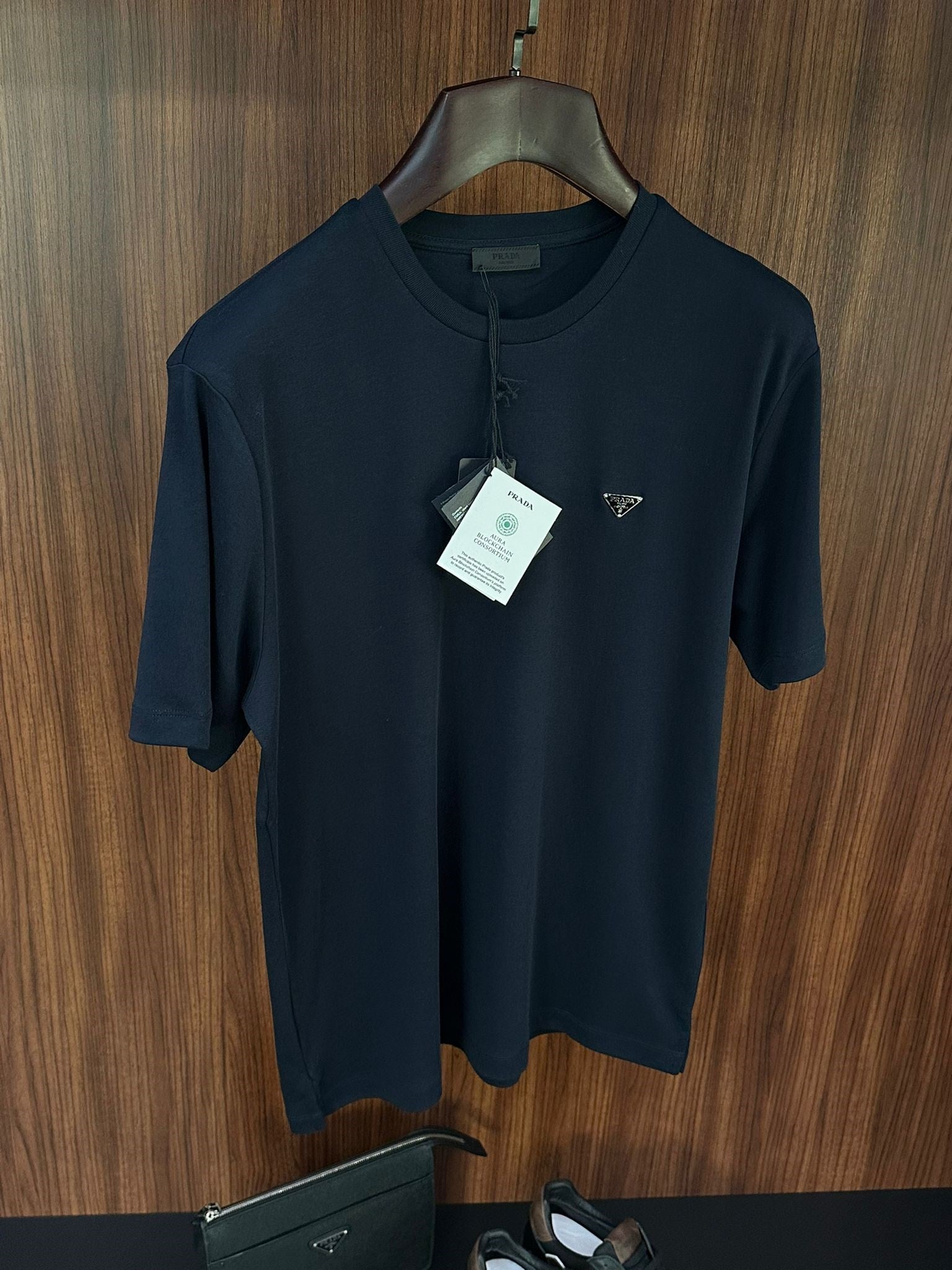 Göğüs Metal Logolu Basıc T-Shirt