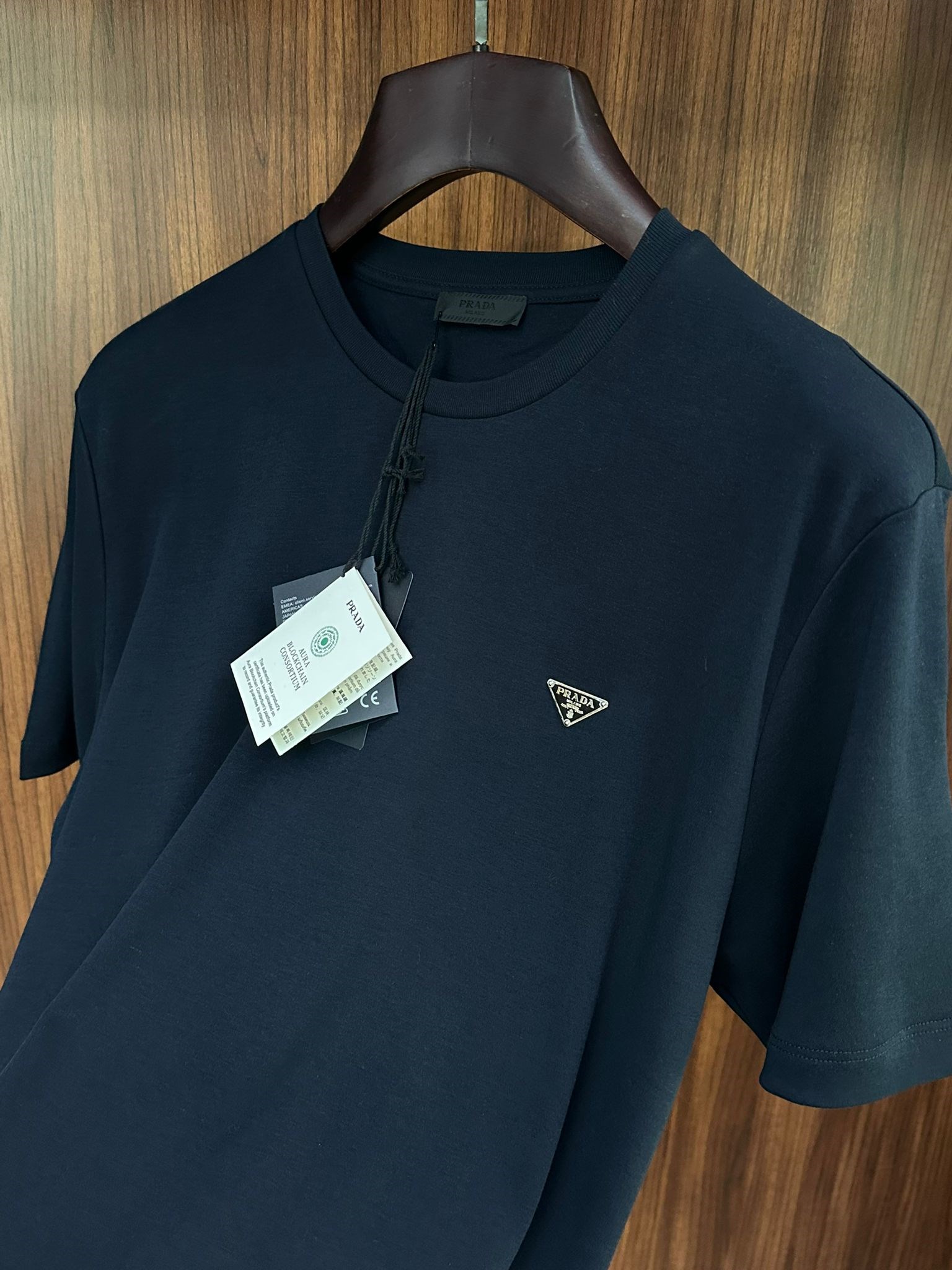 Göğüs Metal Logolu Basıc T-Shirt