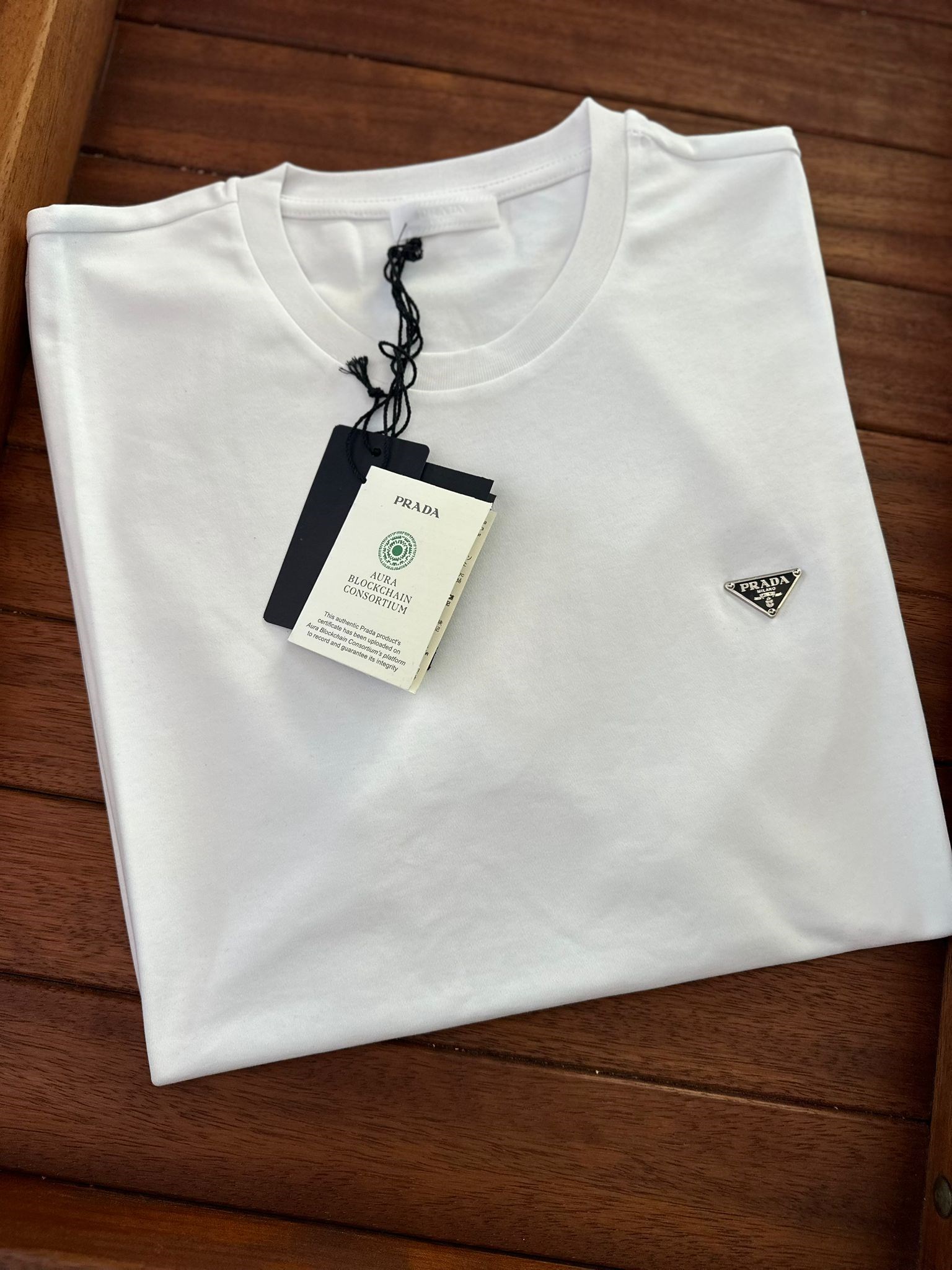Göğüs Metal Logolu Basıc T-Shirt