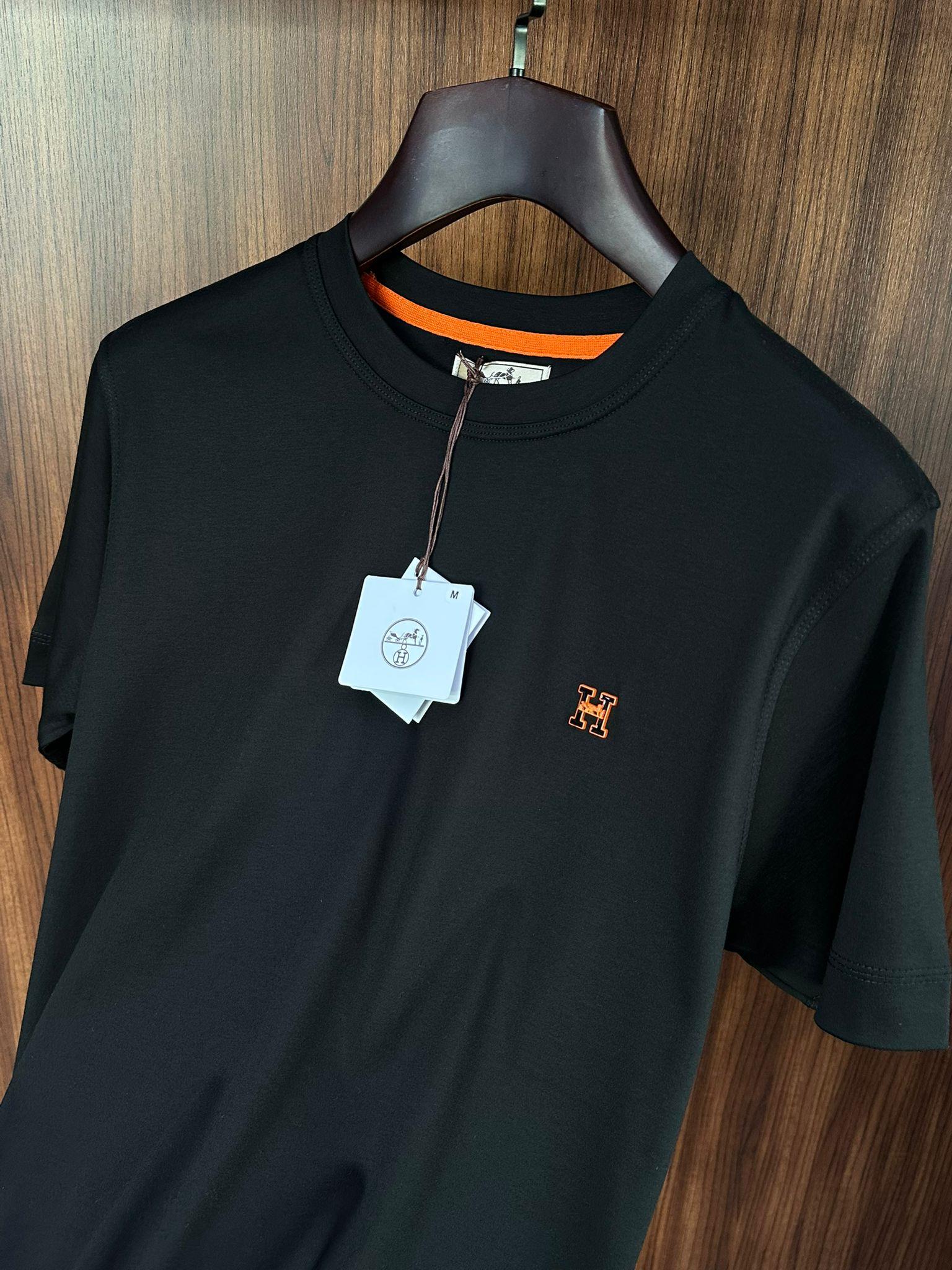 Göğüs Metal Logolu Bisiklet Yaka T-Shirt