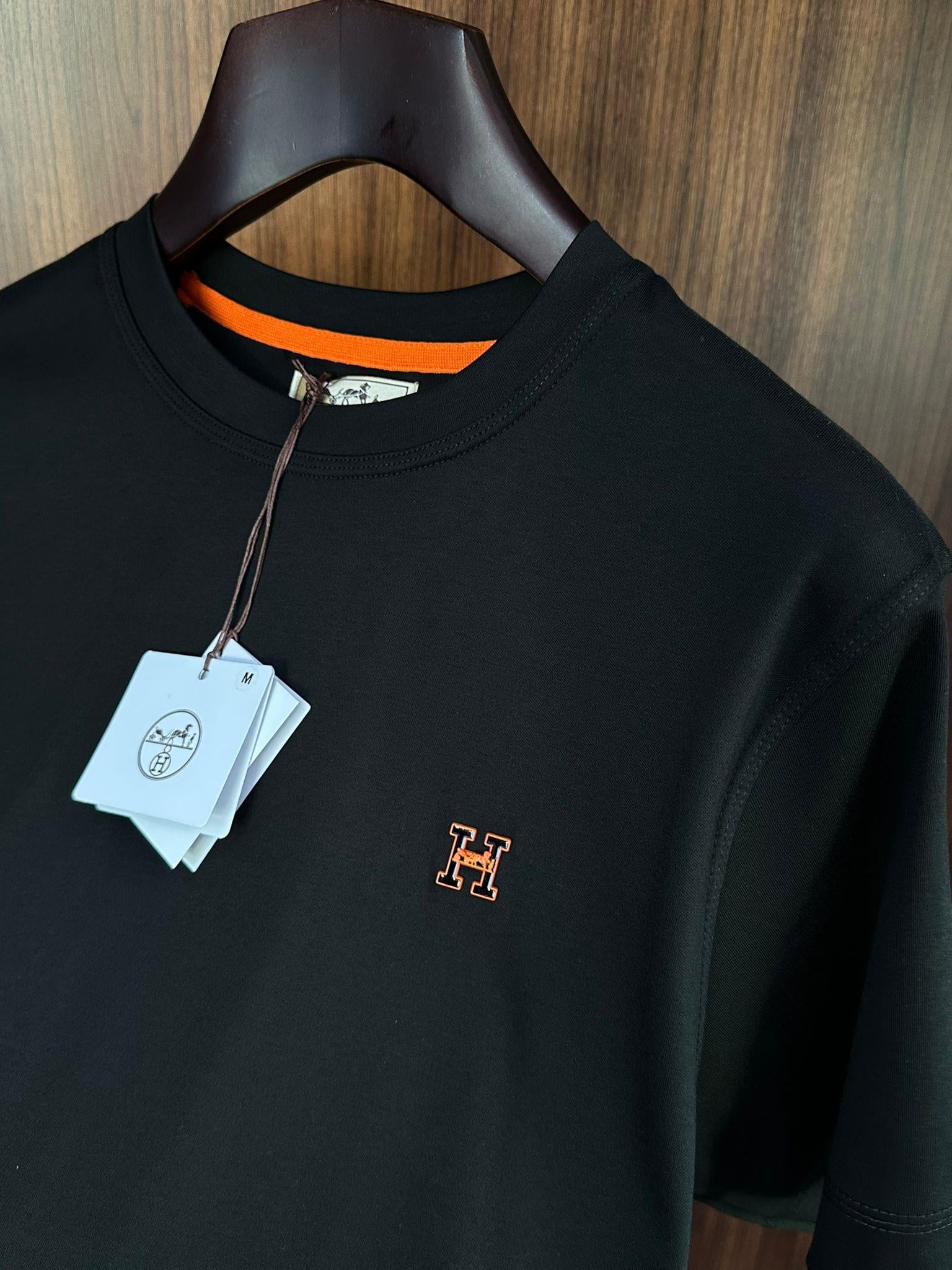 Göğüs Metal Logolu Bisiklet Yaka T-Shirt
