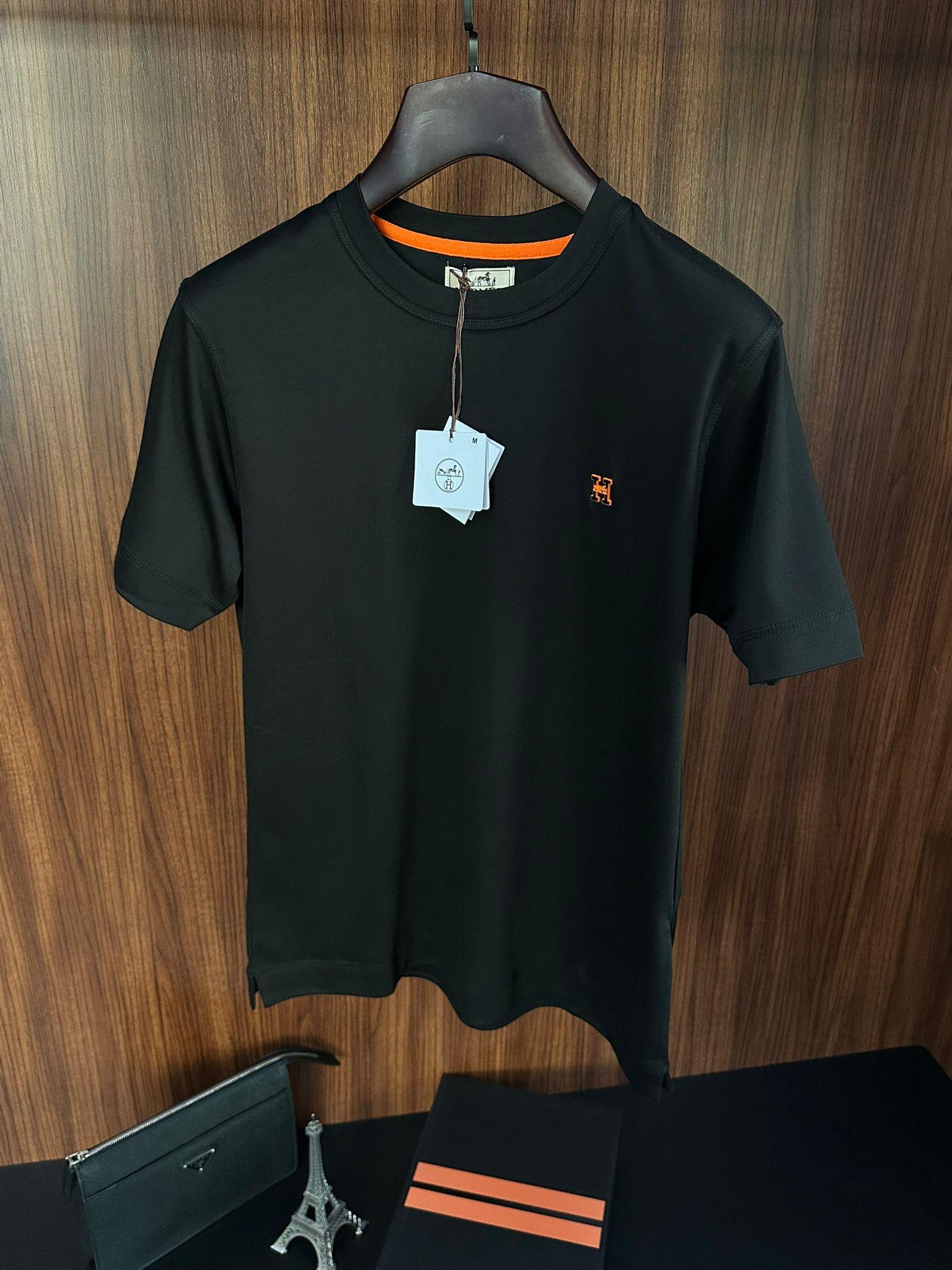 Göğüs Metal Logolu Bisiklet Yaka T-Shirt