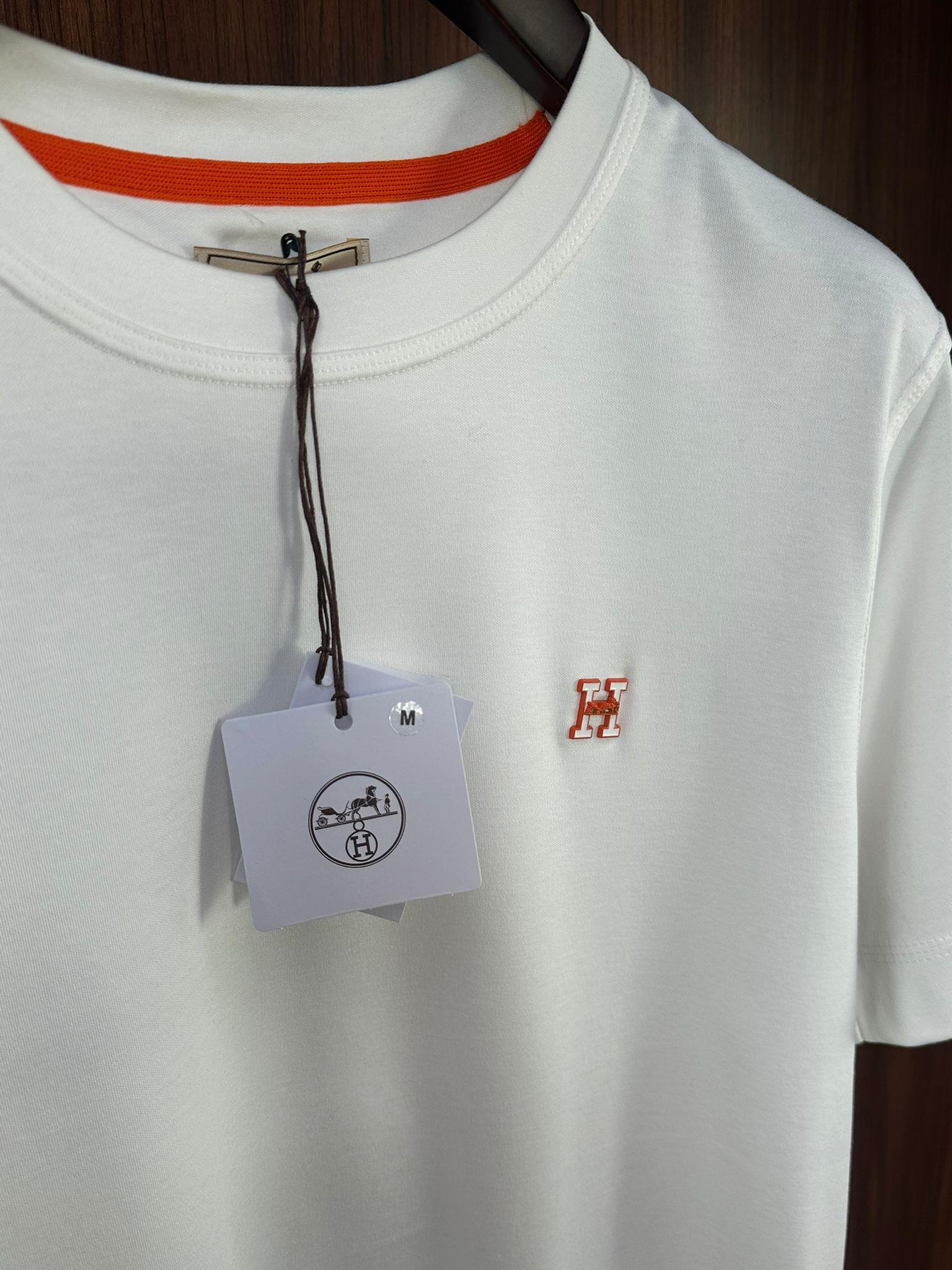 Göğüs Metal Logolu Bisiklet Yaka T-Shirt