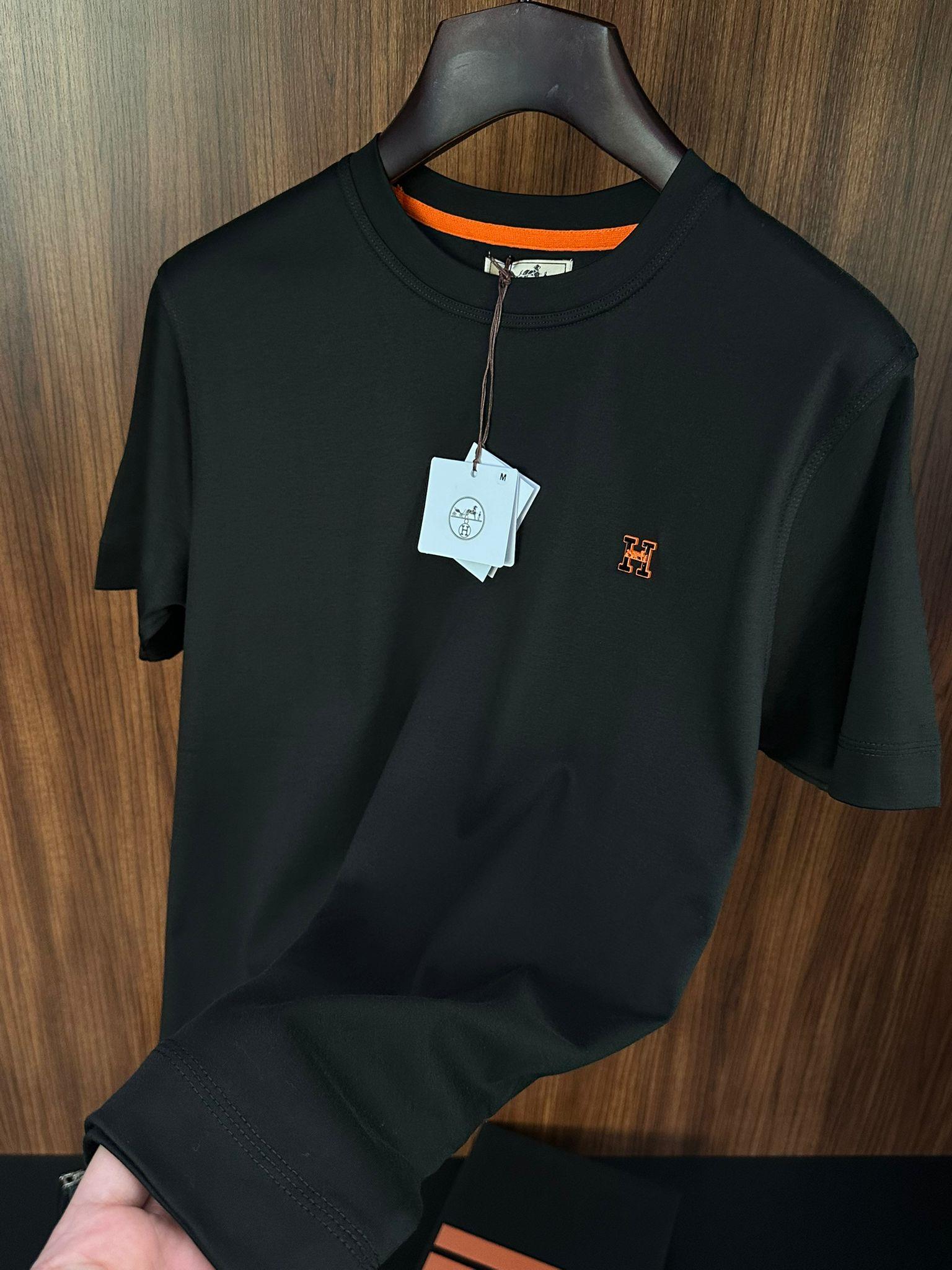 Göğüs Metal Logolu Bisiklet Yaka T-Shirt